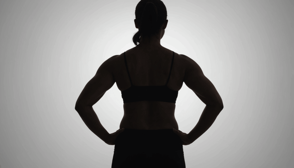 骨格ナチュラルな体型のシルエット。健康的なダイエットを意識した、バランスの取れた美しい姿勢を示しています。