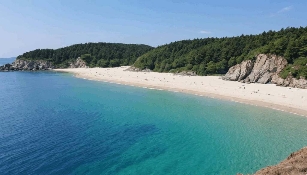 岩手の浄土ヶ浜の絶景。青い海と白い砂浜、独特な岩の風景が夏の雰囲気を醸し出している様子。